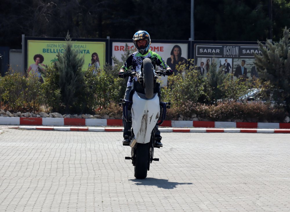 Motosiklet festivalinde akrobasi gösterisi