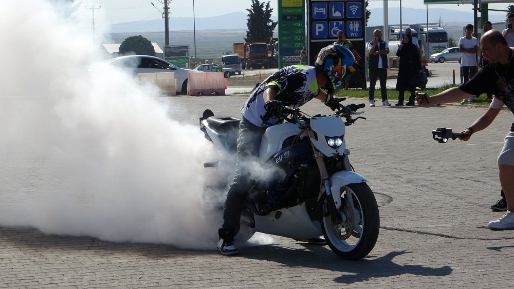 Motosiklet festivalinde akrobasi gösterisi