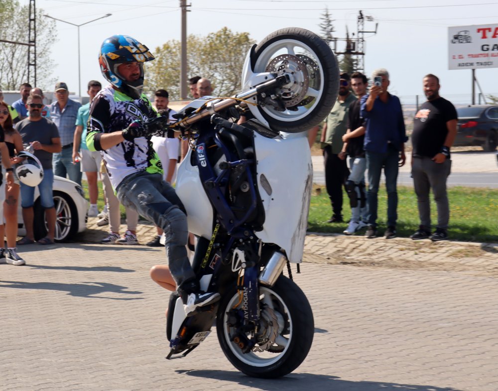 Motosiklet festivalinde akrobasi gösterisi