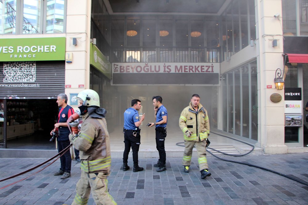 8 katlı iş merkezinde yangın!