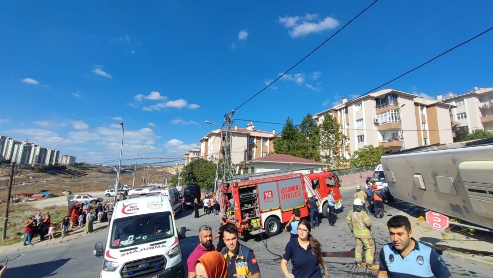 İETT otobüsü devrildi: Yaralılar var