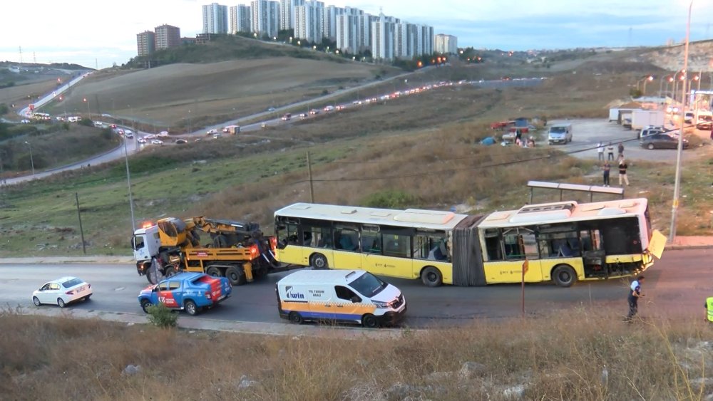 Rampayı çıkamayarak kaymaya başlayan İETT otobüsü devrildi