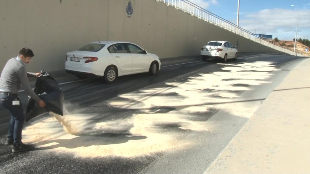 Virajı alamayan kamyon yan yattı: Yol trafiğe kapandı