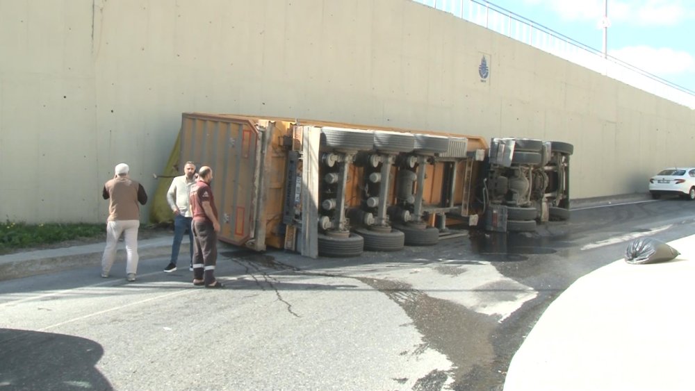 Virajı alamayan kamyon yan yattı: Yol trafiğe kapandı