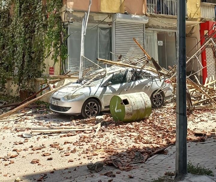 Çatı, arabanın üstüne çöktü! O anlar böyle görüntülendi...