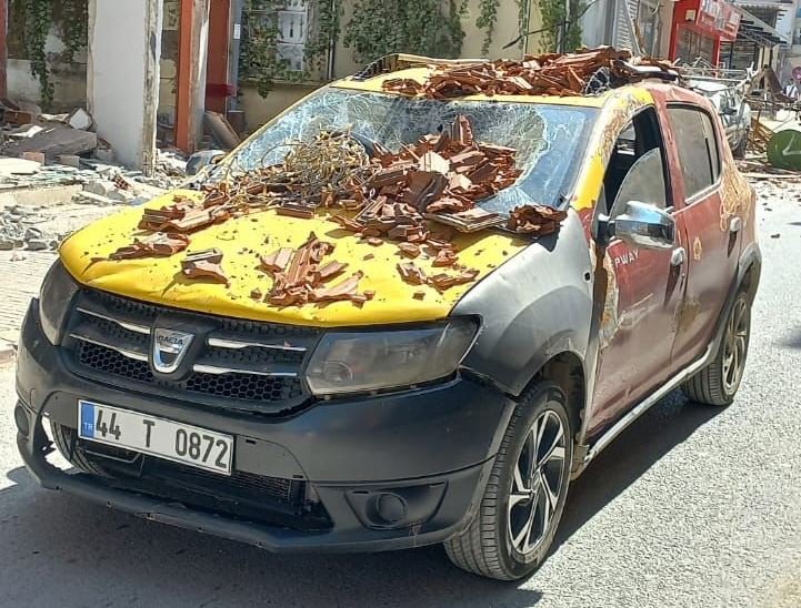 Çatı, arabanın üstüne çöktü! O anlar böyle görüntülendi...