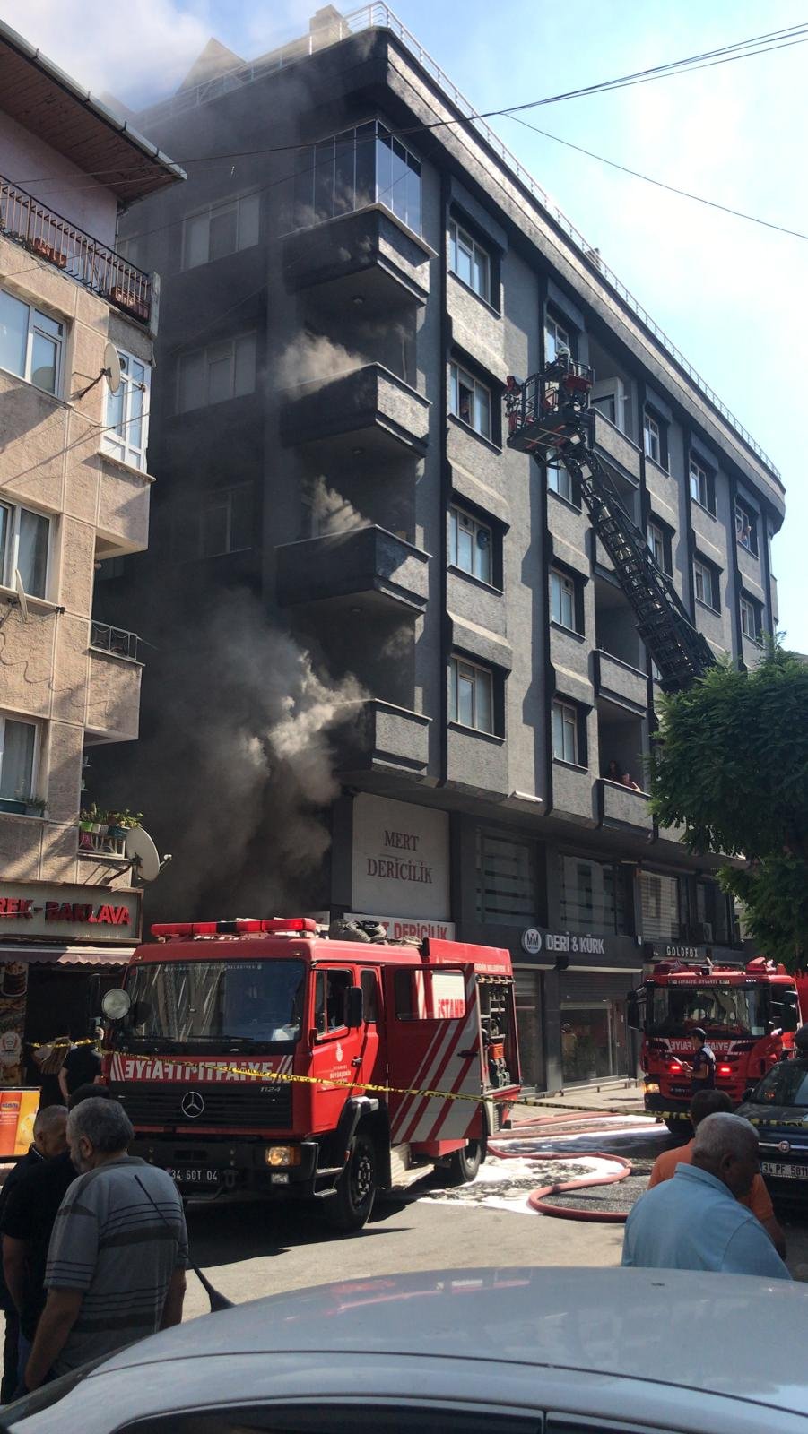 Tekstil atölyesinde korkutan yangın: Mahsur kalanlar var