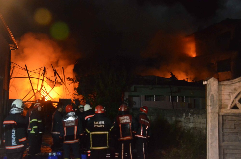 Kauçuk fabrikasında korkutan yangın: Eve, oto lastik dükkanı ve camiye sıçradı