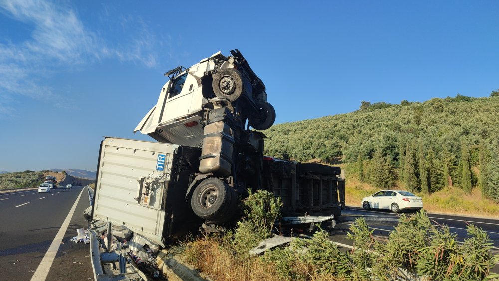 TIR devrildi, 25 ton enerji içeceği yola saçıldı!