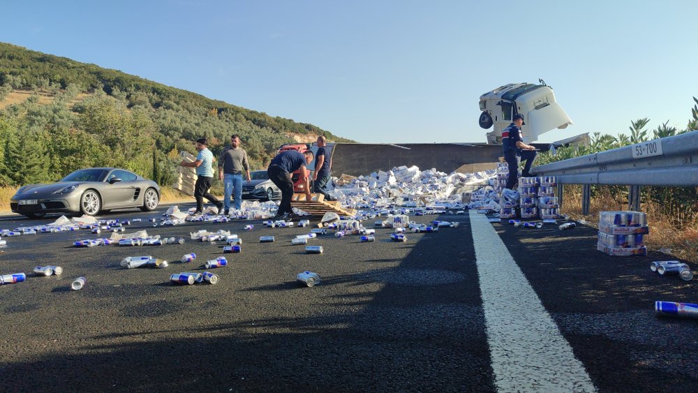 TIR devrildi, 25 ton enerji içeceği yola saçıldı!