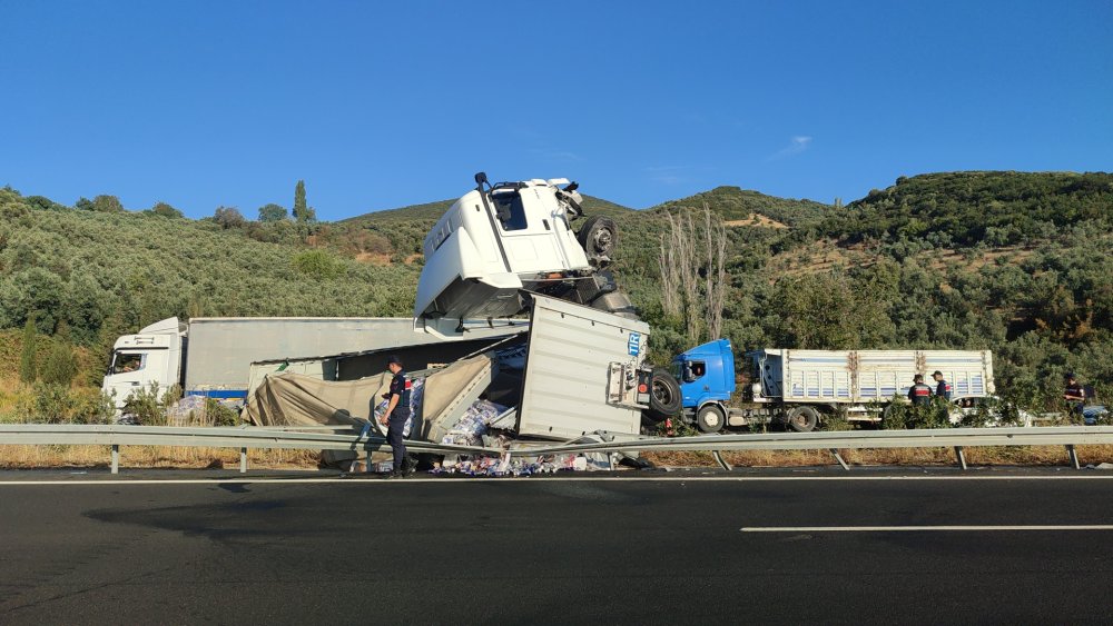 TIR devrildi, 25 ton enerji içeceği yola saçıldı!