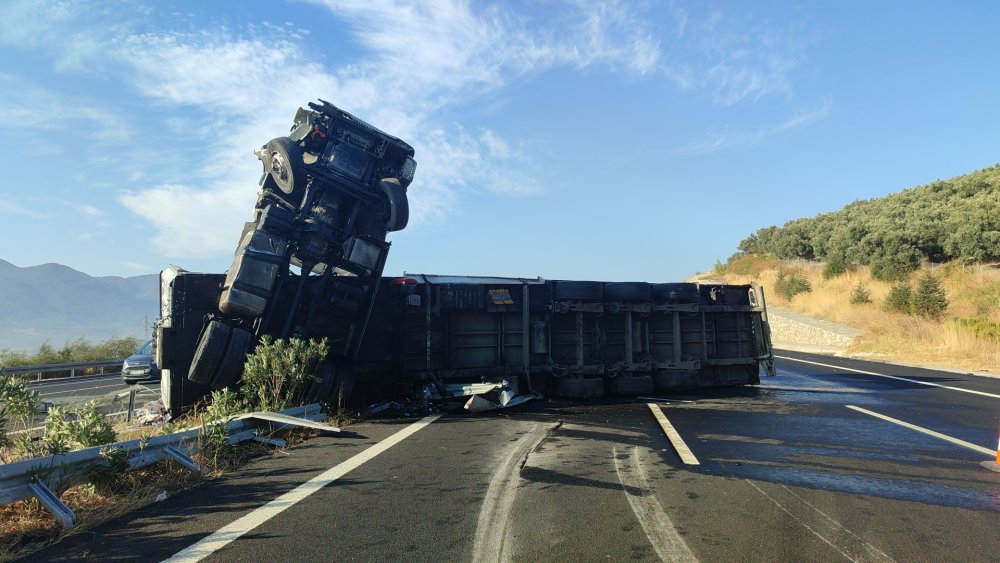 TIR devrildi, 25 ton enerji içeceği yola saçıldı!