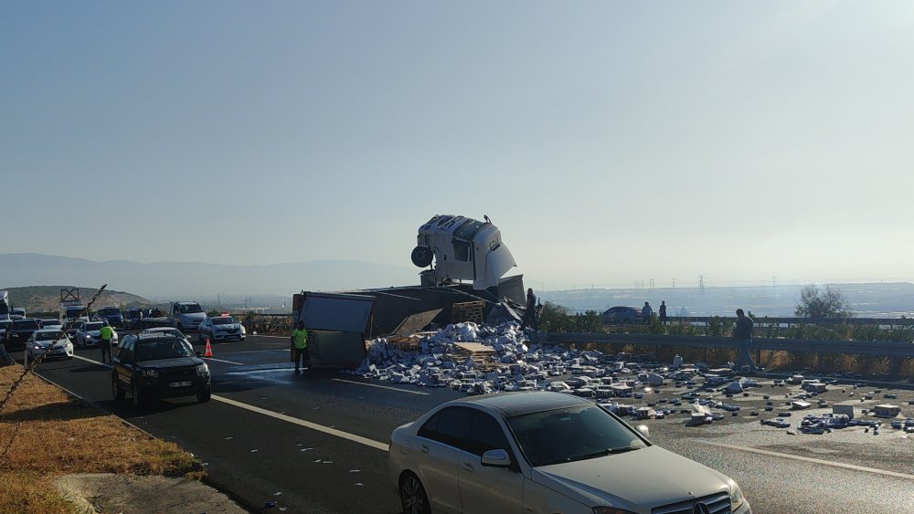 TIR devrildi, 25 ton enerji içeceği yola saçıldı!