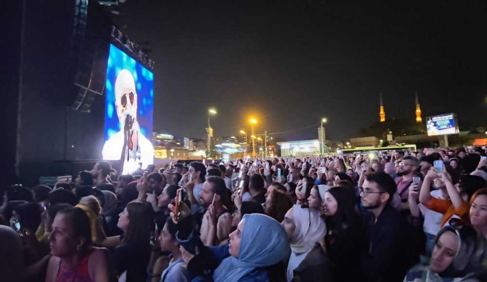 Mazhar Alanson, Özkan Uğur anısına sahneye çıktı