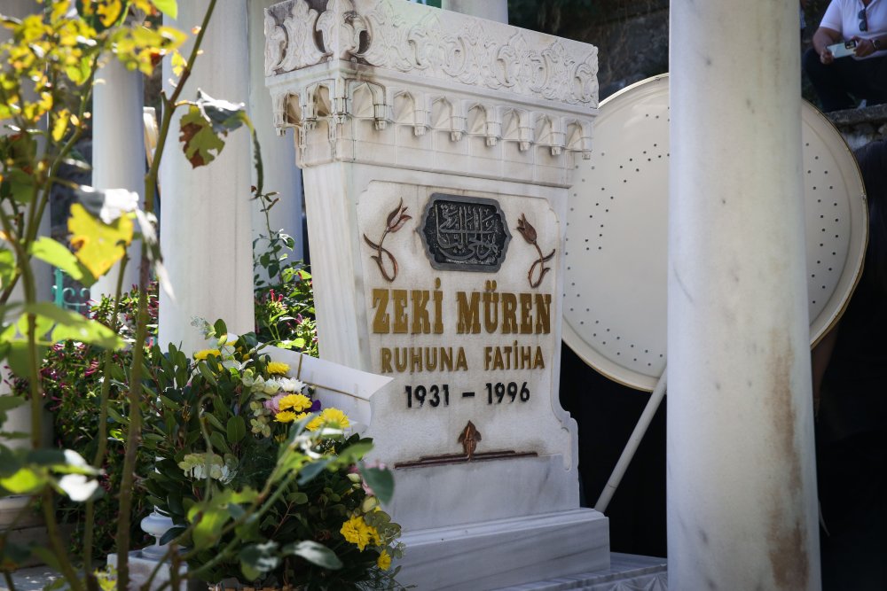 Zeki Müren, kabri başında anıldı