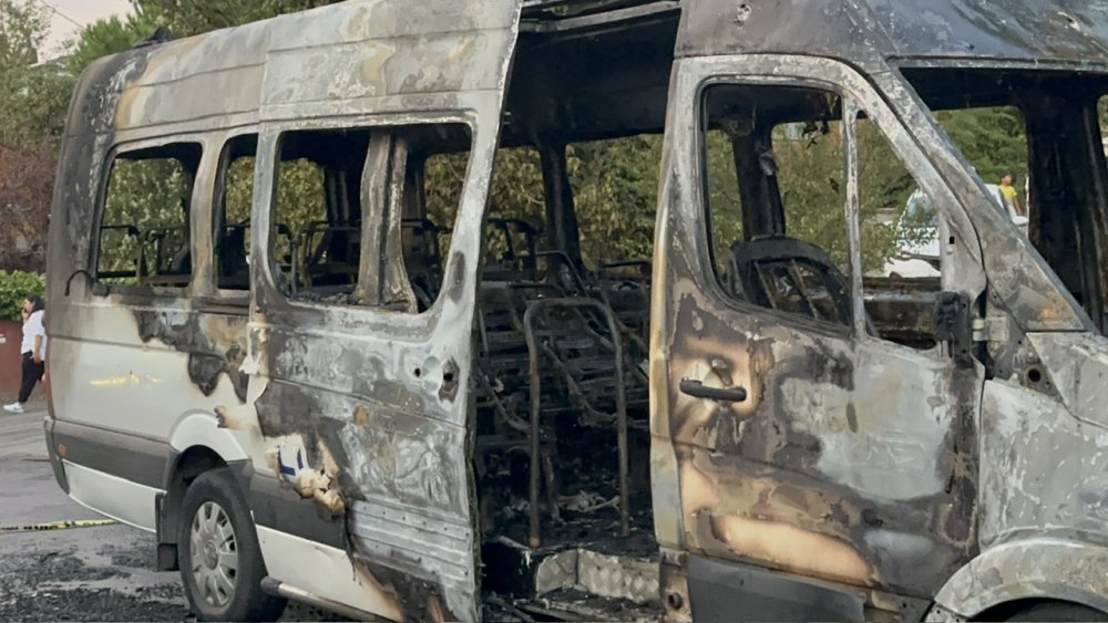 Seyir halindeki servis minibüsü alev topuna döndü: Elektrik telleri koptu