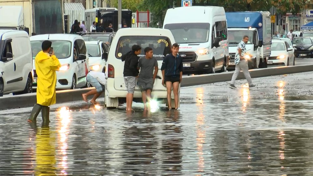 Caddeyi basan su orta refüj kırılarak tahliye edildi: Esnaf duruma isyan etti