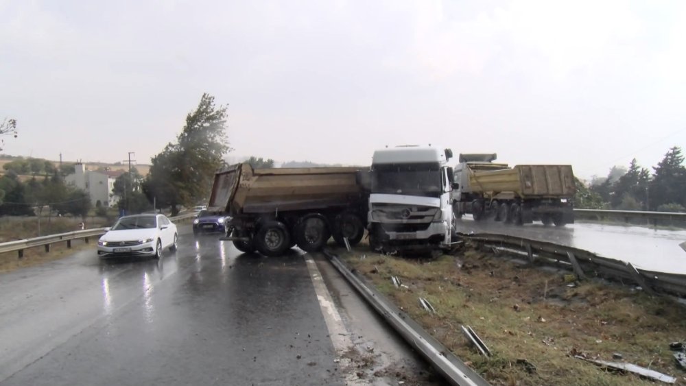 Hafriyat kamyonu kaza yaptı, onu görüp durmak isteyen başka bir kamyon da kaza yaptı