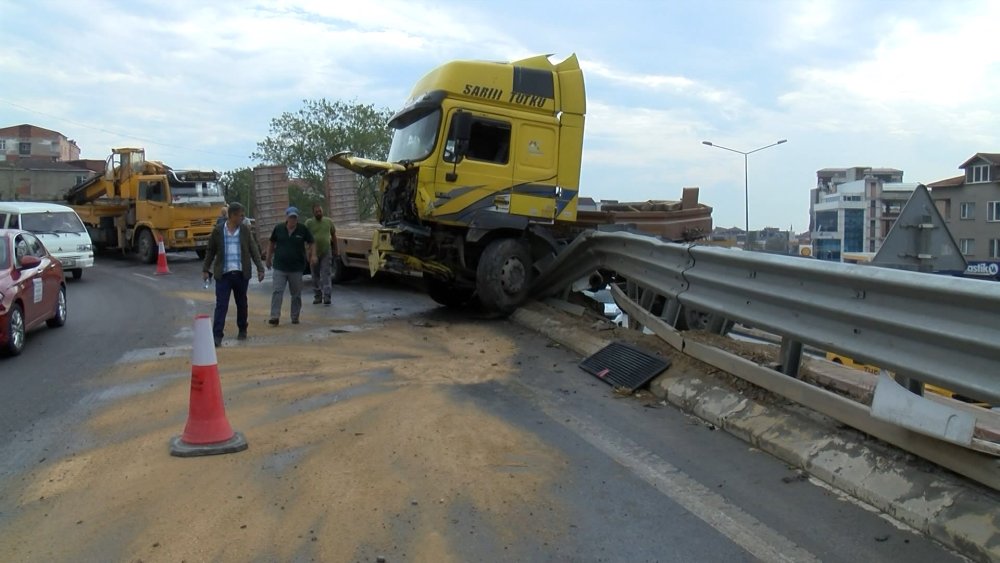 Virajı alamayan TIR bariyerlerde asılı kaldı