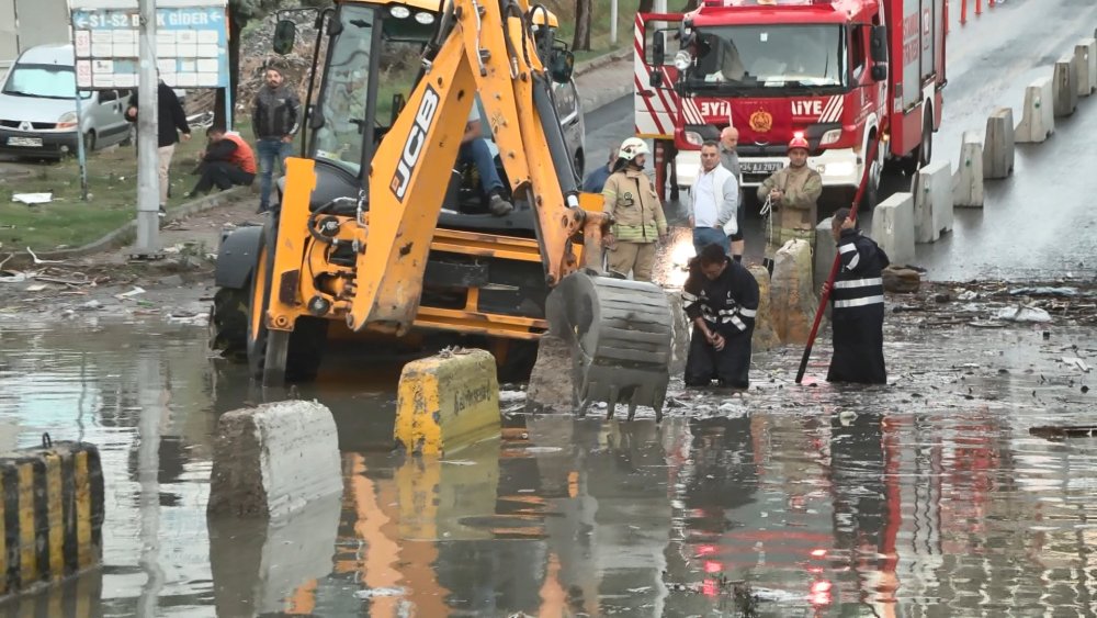 Yağış nedeniyle araçlar yolda kaldı, bazıları suda sürüklendi