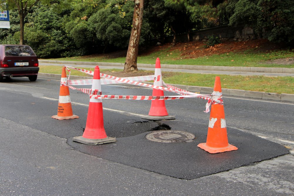 Yol çöktü, trafikte yoğunluk oluştu