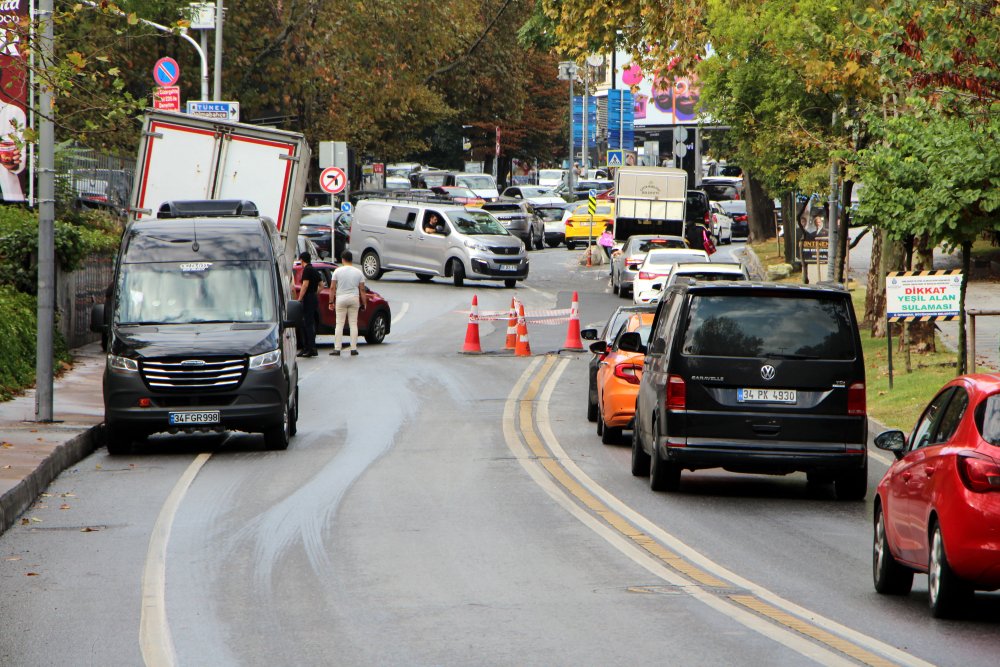 Yol çöktü, trafikte yoğunluk oluştu