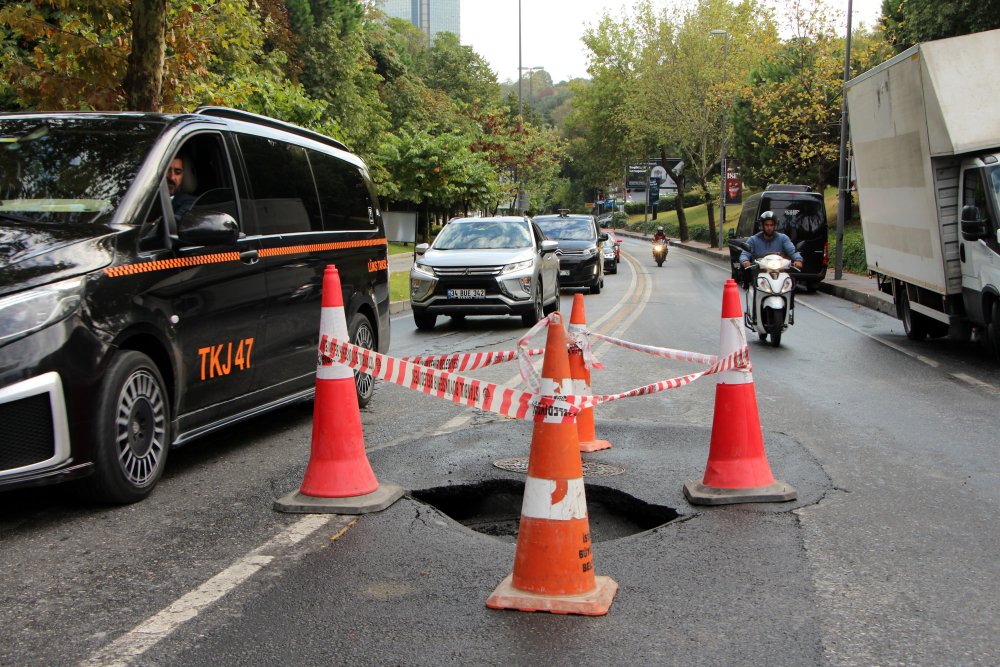 Yol çöktü, trafikte yoğunluk oluştu