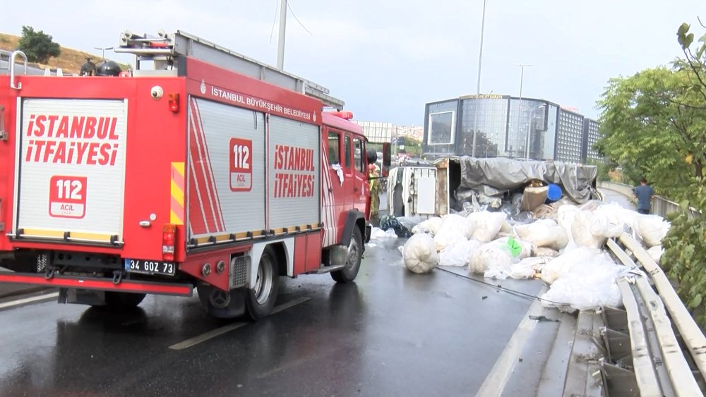 Kamyonet demir bariyerlere çarparak verildi: Yol trafiğe kapandı