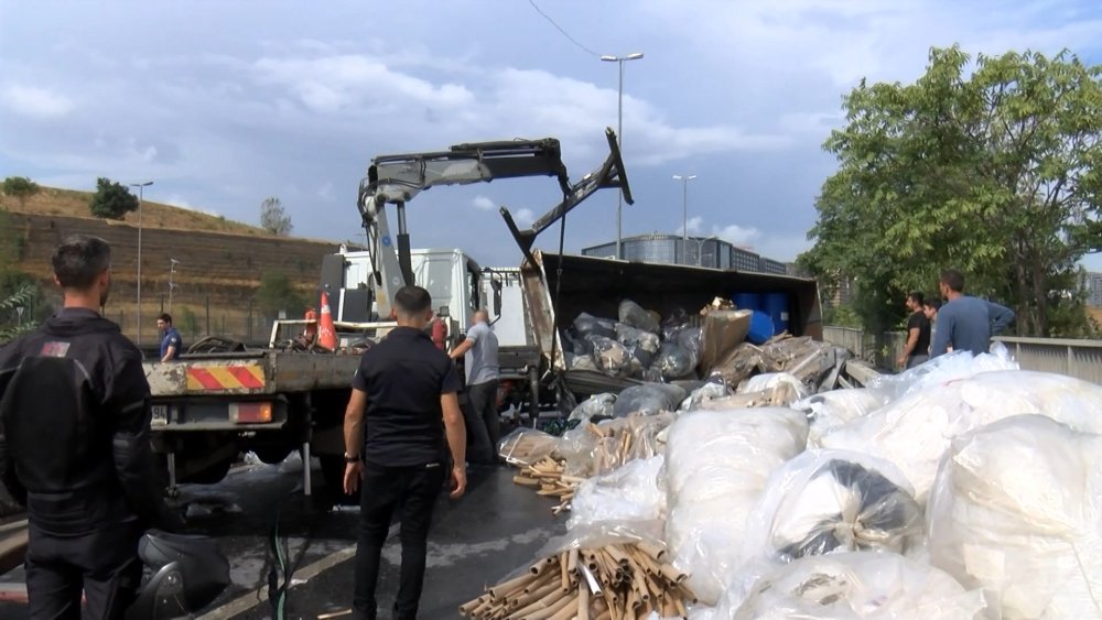 Kamyonet demir bariyerlere çarparak verildi: Yol trafiğe kapandı