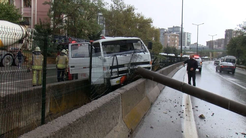 Mazot yüklü tanker ile beton mikseri çarpıştı, dumanlar yükseldi