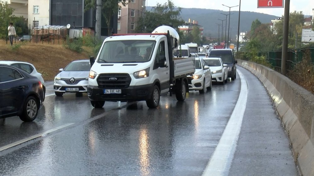 Mazot yüklü tanker ile beton mikseri çarpıştı, dumanlar yükseldi