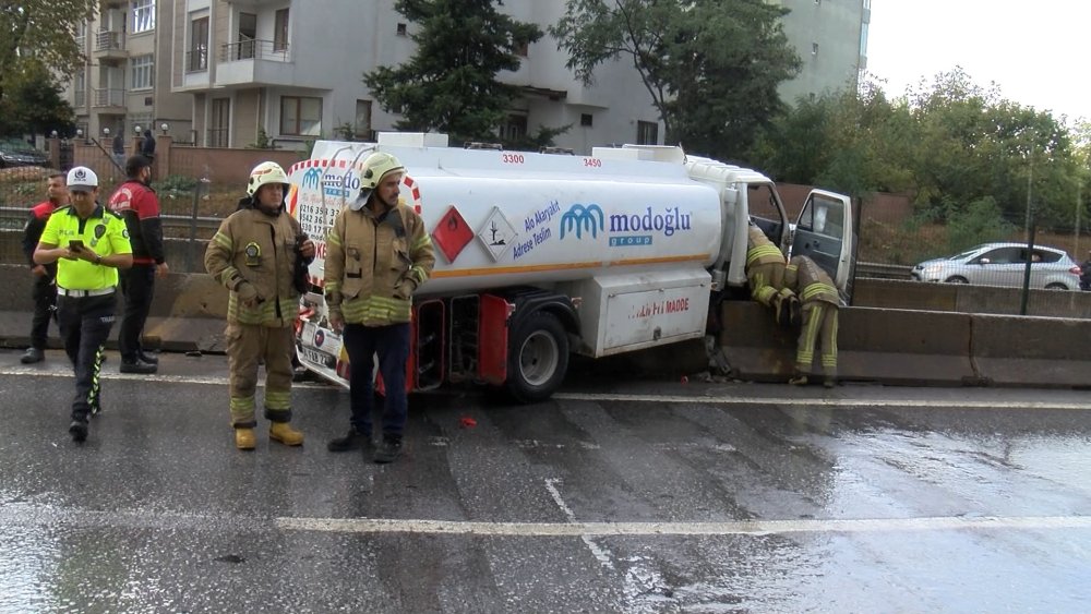 Mazot yüklü tanker ile beton mikseri çarpıştı, dumanlar yükseldi