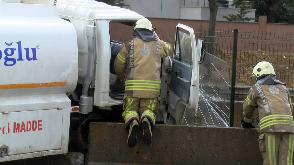 Mazot yüklü tanker ile beton mikseri çarpıştı, dumanlar yükseldi