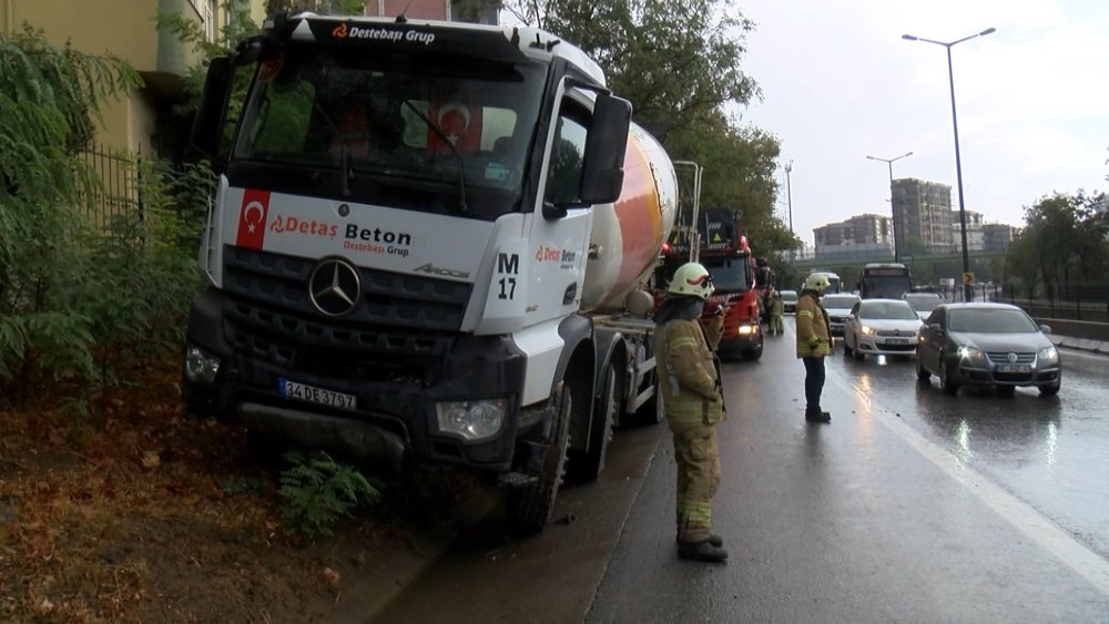 Mazot yüklü tanker ile beton mikseri çarpıştı, dumanlar yükseldi