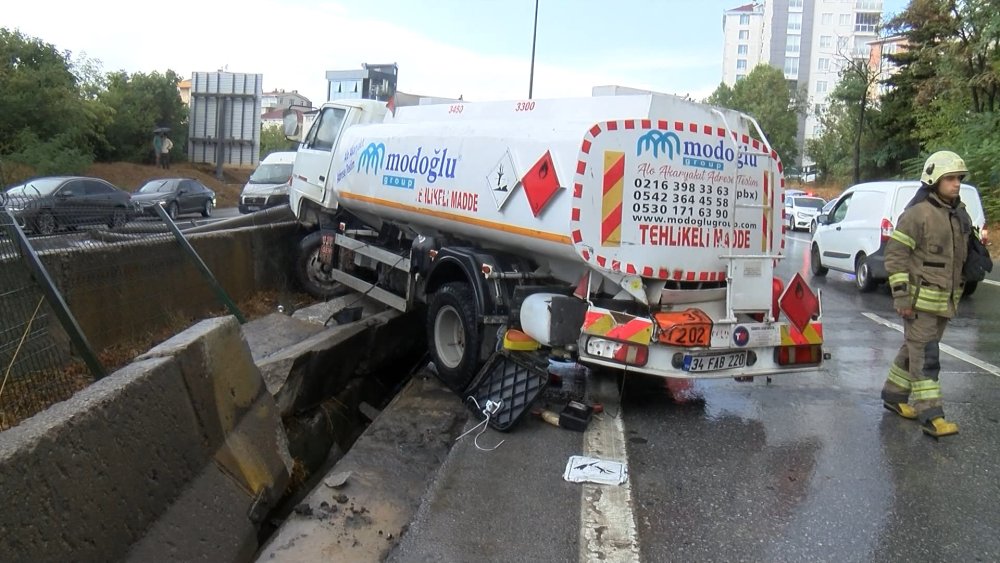 Mazot yüklü tanker ile beton mikseri çarpıştı, dumanlar yükseldi