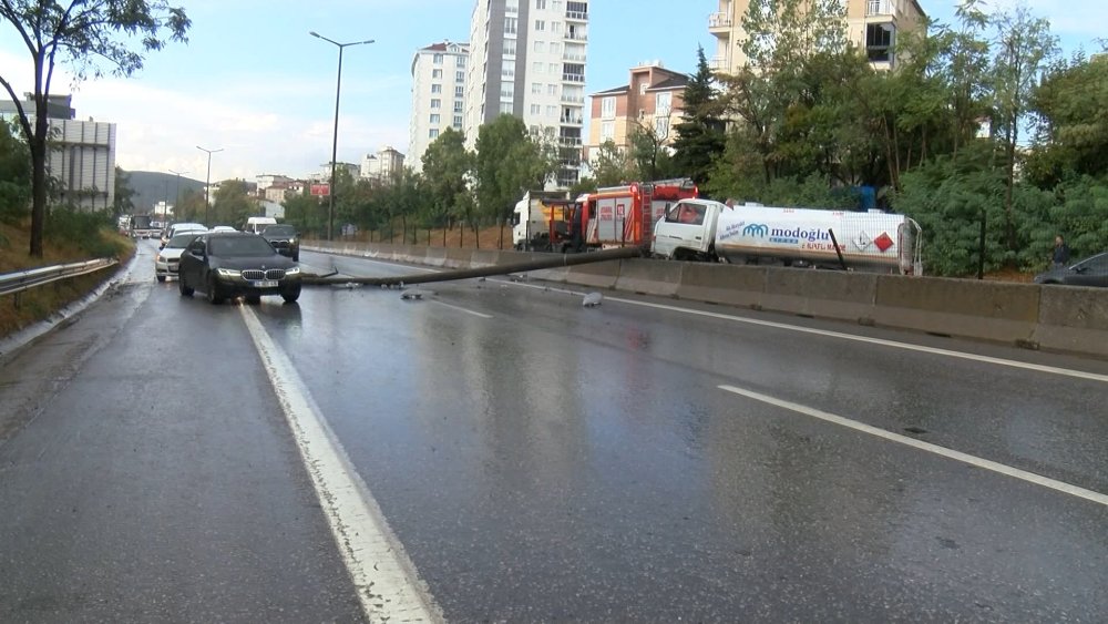 Mazot yüklü tanker ile beton mikseri çarpıştı, dumanlar yükseldi