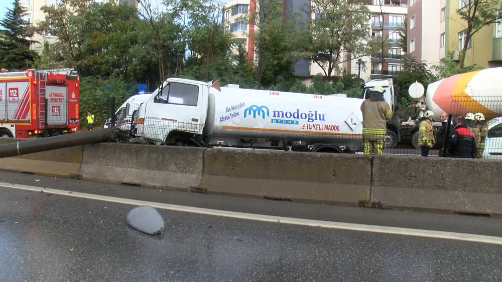 Mazot yüklü tanker ile beton mikseri çarpıştı, dumanlar yükseldi