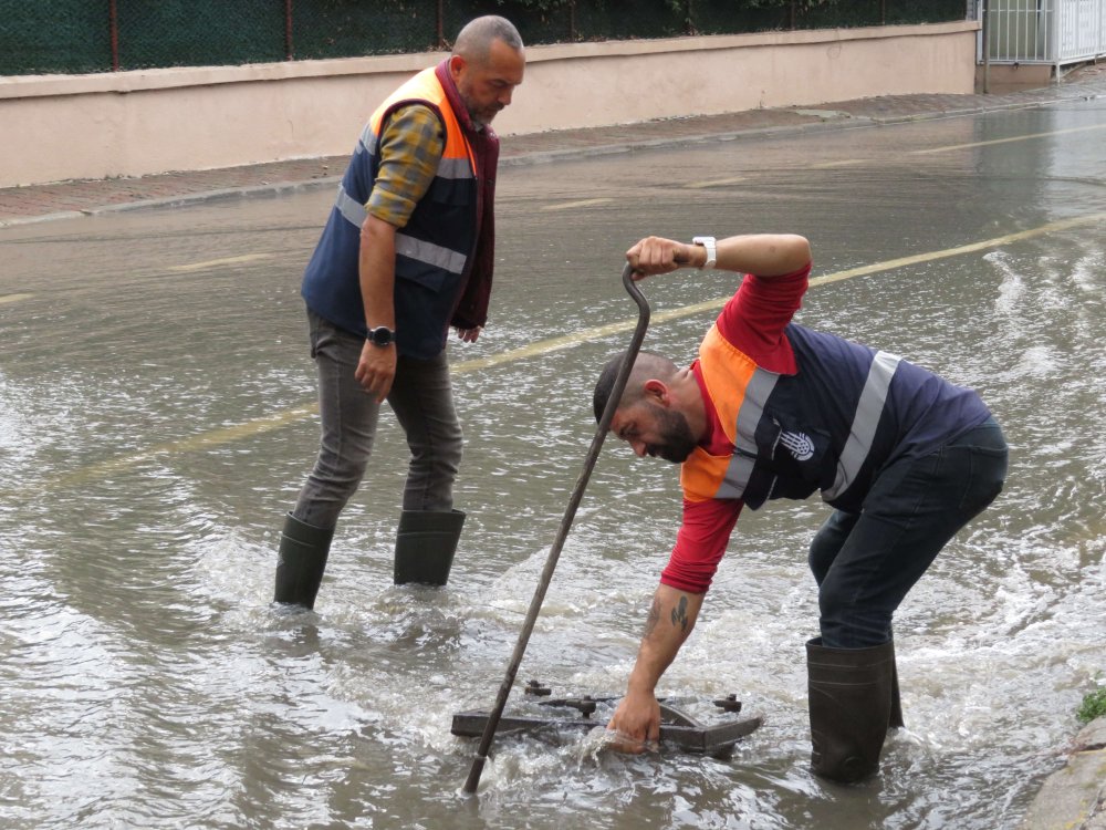 Arıtma tesisinde biriken su, caddeyi göle çevirdi