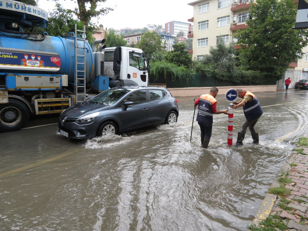 Arıtma tesisinde biriken su, caddeyi göle çevirdi