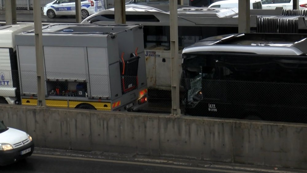 İki metrobüs çarpıştı: 4 yaralı