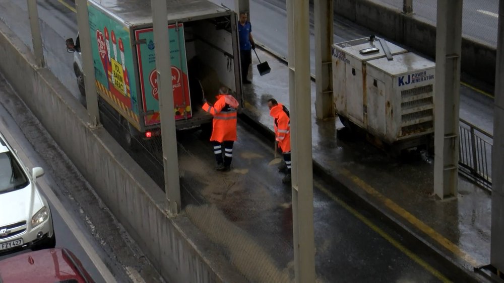 İki metrobüs çarpıştı: 4 yaralı