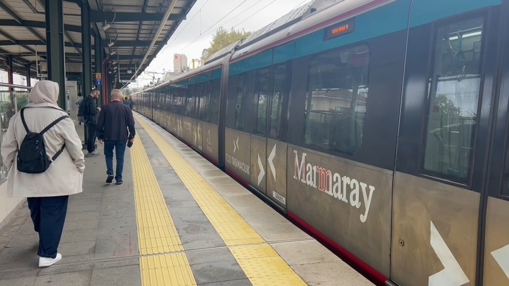 Marmaray'da bir kadın rayların üzerine düştü!