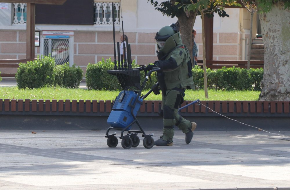 Destici'nin ziyaretinde bomba paniği! 'Şüpheli sefer tası' fünyeyle patlatıldı