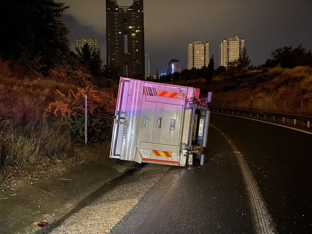 Virajı alamayan kamyonet devrildi, inceleme başlatıldı