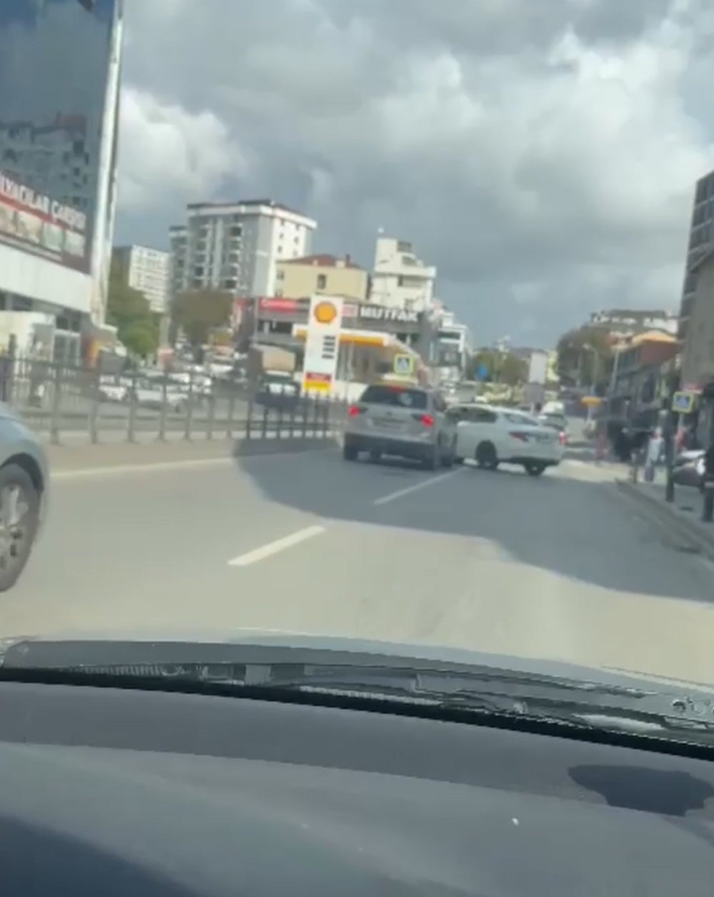 Trafikte büyük kavga! Aracın önünü kesti..