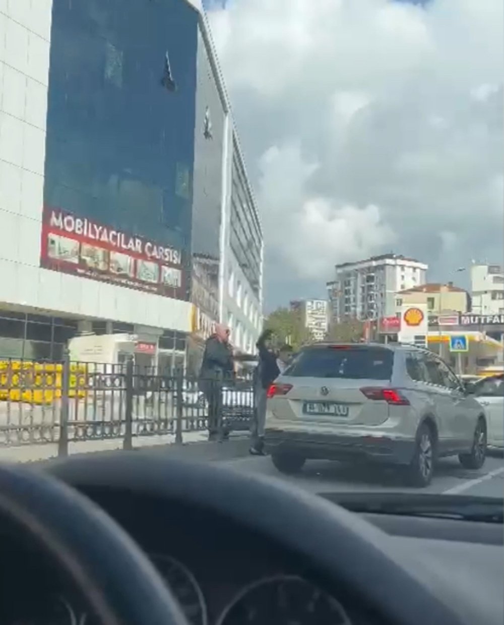 Trafikte büyük kavga! Aracın önünü kesti..