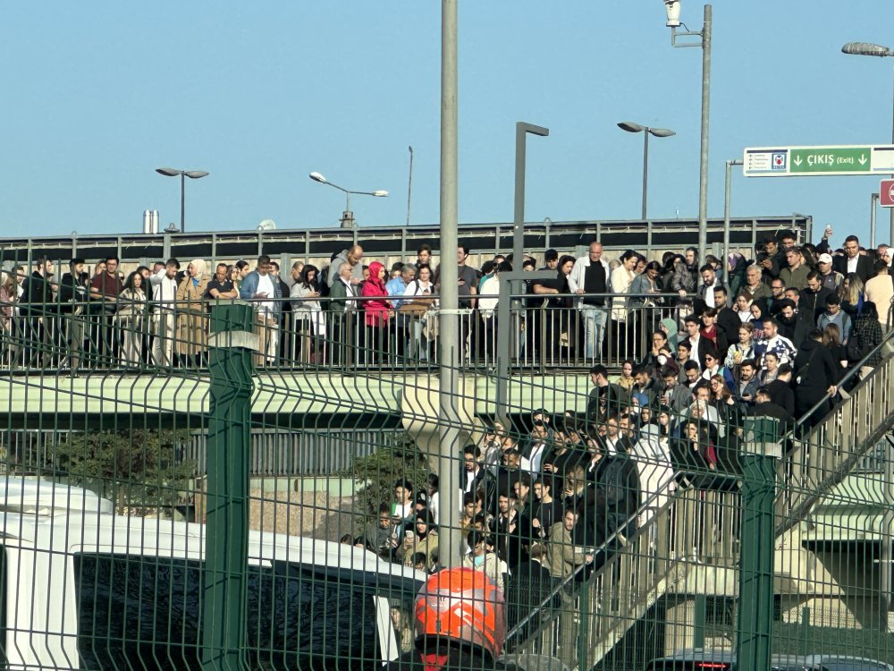 Metrobüs duraklarında yoğunluk yaşandı