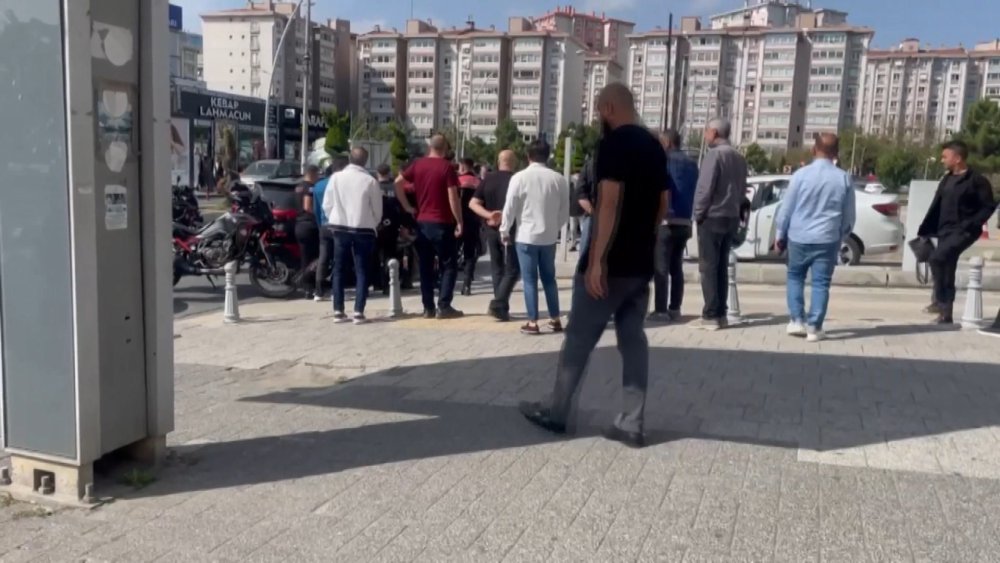 Otopark kapısının açılmamasına sinirlendi, rastgele havaya ateş açtı