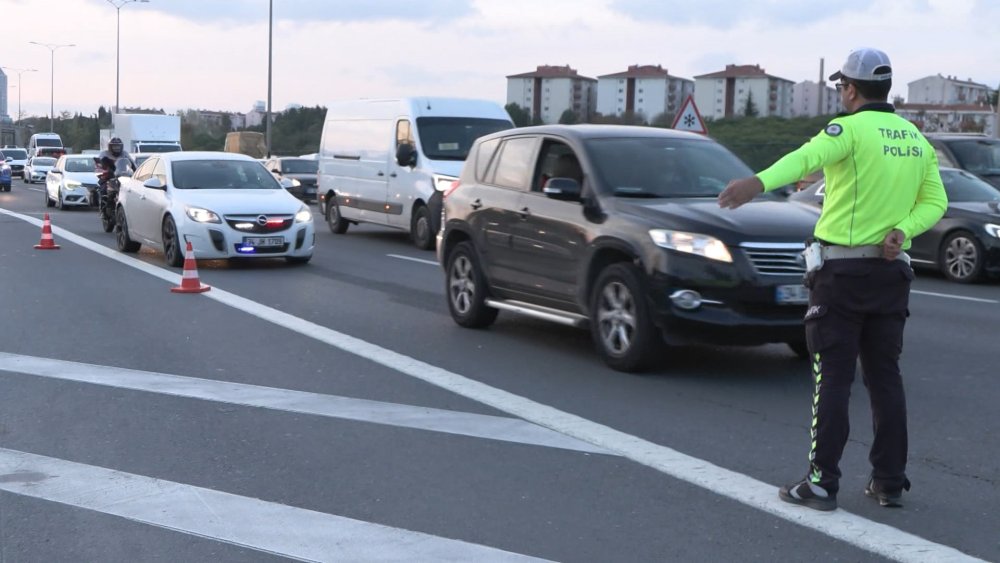 Polisinden çakarlı araçlara denetim