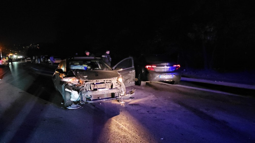 Atık lastik otoyolda kazaya neden oldu, 9 araç birbirine girdi; 4 yaralı